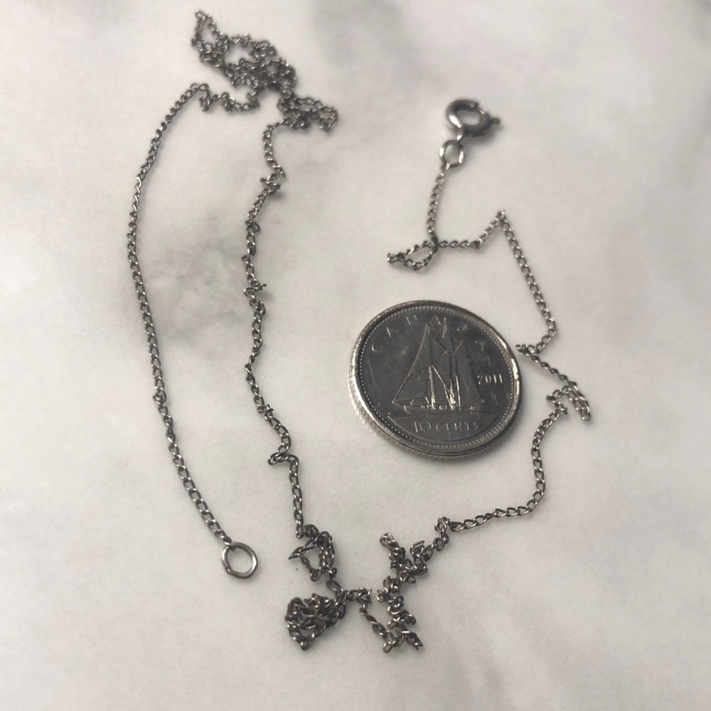Unmarked sterling silver chain.‎